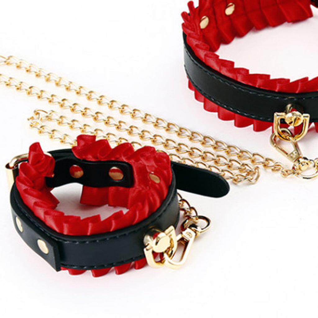 Collier et 2 menottes avec des froufous : noir / rouge