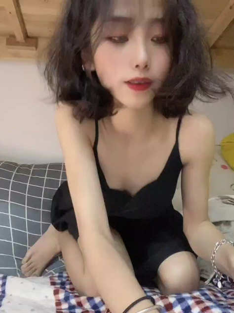 E tóc xoăn show hàng trong kí túc xá - sex clip
